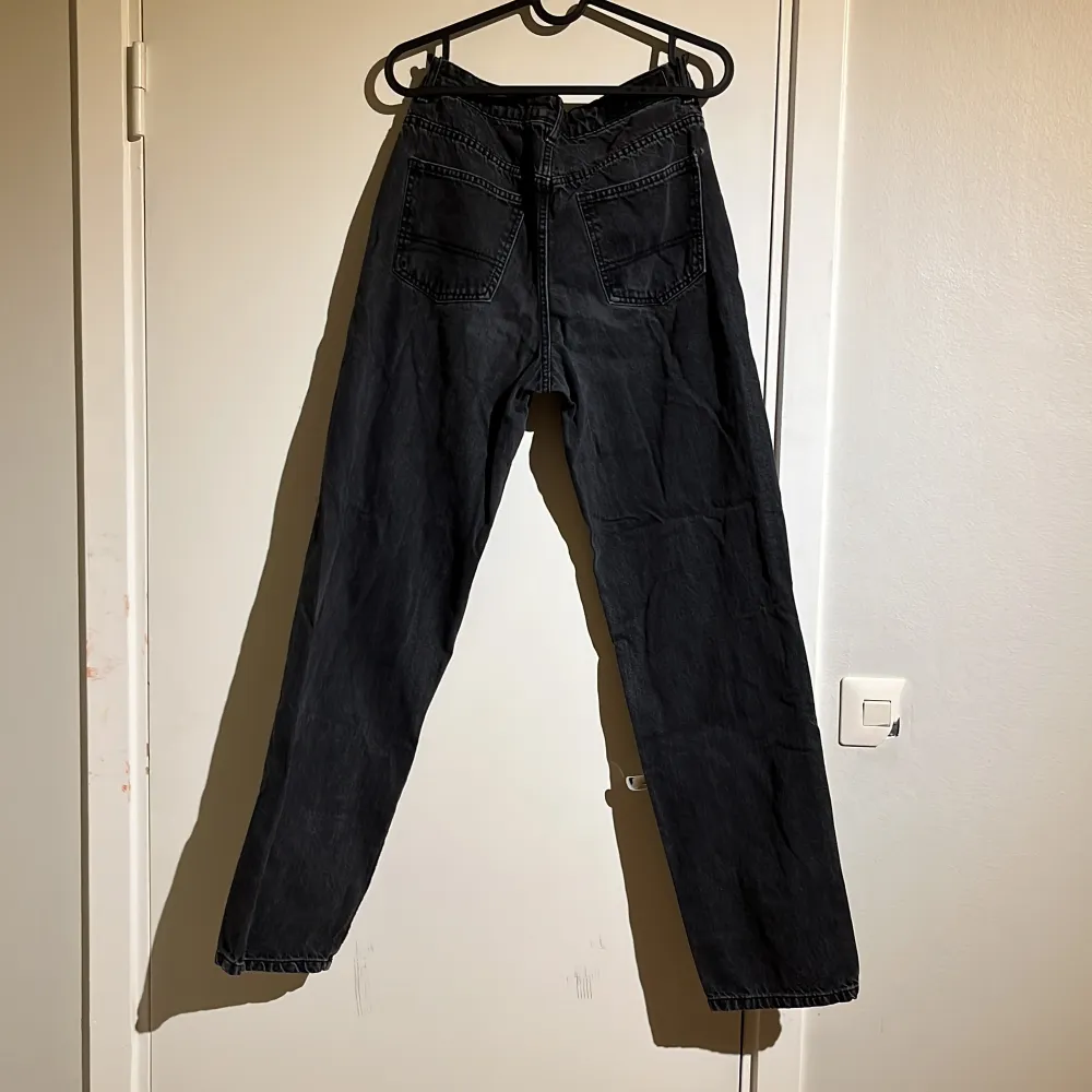 Svarta jeans i moddel straight fit från Urban Classics i storlek 28/32. Jeans & Byxor.