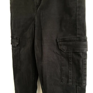 Cargojeans - Säljer nu dessa snygga slim cargojeans. Stretchigt material vilket gör de jättesköna och bra passform. Säljes då de blivit lite för korta för mig. Fint skick! Storlek 40, passar lagom på S. Rensar bland kläderna så kolla gärna mina andra annonser 🤗