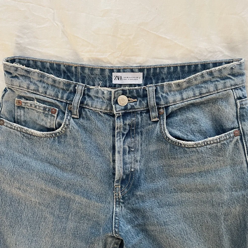 Säljer dessa midwaist zara jeans i storlek 38.. Jeans & Byxor.