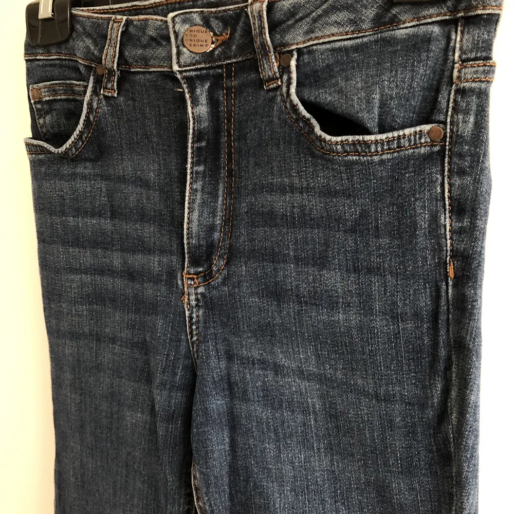Säljer nu dessa snygga jeans från Cubus. Säljes då de ej kommer till användning längre. Jättesköna! Använt men fint skick. Rensar bland kläderna så kolla gärna mina andra annonser 🥰. Jeans & Byxor.