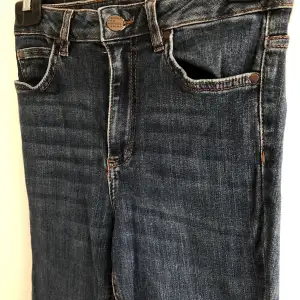 Säljer nu dessa snygga jeans från Cubus. Säljes då de ej kommer till användning längre. Jättesköna! Använt men fint skick. Rensar bland kläderna så kolla gärna mina andra annonser 🥰