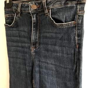 Snygga jeans - Säljer nu dessa snygga jeans från Cubus. Säljes då de ej kommer till användning längre. Jättesköna! Använt men fint skick. Rensar bland kläderna så kolla gärna mina andra annonser 🥰