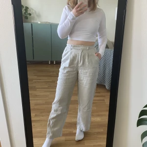 Linnebyxor från NA-KD  -  Jättefina linnebyxor från NA-KD i nyskick. Har fickor. Säljes då de är lite små för mig. Perfekta nu till våren och sommaren.  Går över fotknölarna på mig som är 1,60 m men ska egentligen vara lite kortare i benen. 