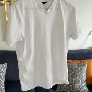 Snygg vit t-shirt från Hugo Boss, näst intill oanvänd och helt felfri! Skriv vid fler frågor
