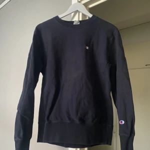 Champion sweatshirt  - Har några skavanker på båda ärmarna, se bild 3, storlek L 