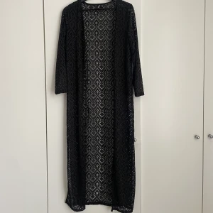 Strandkaftan - Svart Strandkaftan från Pieces i storlek M, aldrig använd. 
