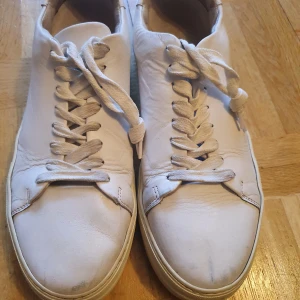 Jim Rickey sneakers strl 44 - Säljer sonens vita Jim Rikey sneakers I strl 44. Begagnat skick. Lite slitna framtill. Se bild. Inköpspris ca 1500 kr. Hämtas I Göteborg eller Kungälv. Kan skickas om köparen betalar frakten.