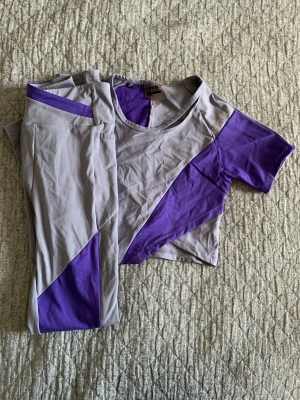 Gymshark set - Säljer detta set från gymshark då det blivit för litet för mig:( lite av gymshark loggorna har skavt av (se bilder)💗