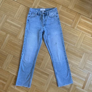 BDG Jeans från Urban outfitters - Jeans från Urban Outfitters, liten i storleken