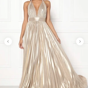 Balklänning - Säljer min balklänning från förra året. Endast använd en gång. Nypris 1600kr