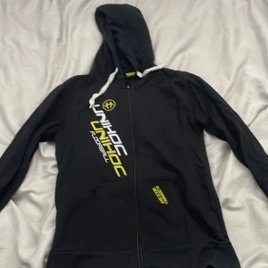 Unihoc zip hoodie - Unihoc zip hoodie, perfekt för dig som spelar innebandy och vill gå i på cuper Strl s