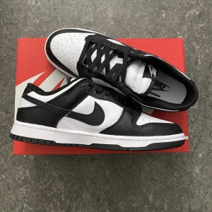 Nike Dunk Low ”Pandas” - Nike Dunk Low ”Pandas” Storlek: 40.5, 41, 42, 42.5, 43 och 44 Skick: ds  Pris: 1699