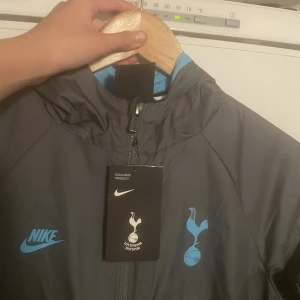 Tottenham jacka Nike  - Tottenham jacka helt oanvänd!