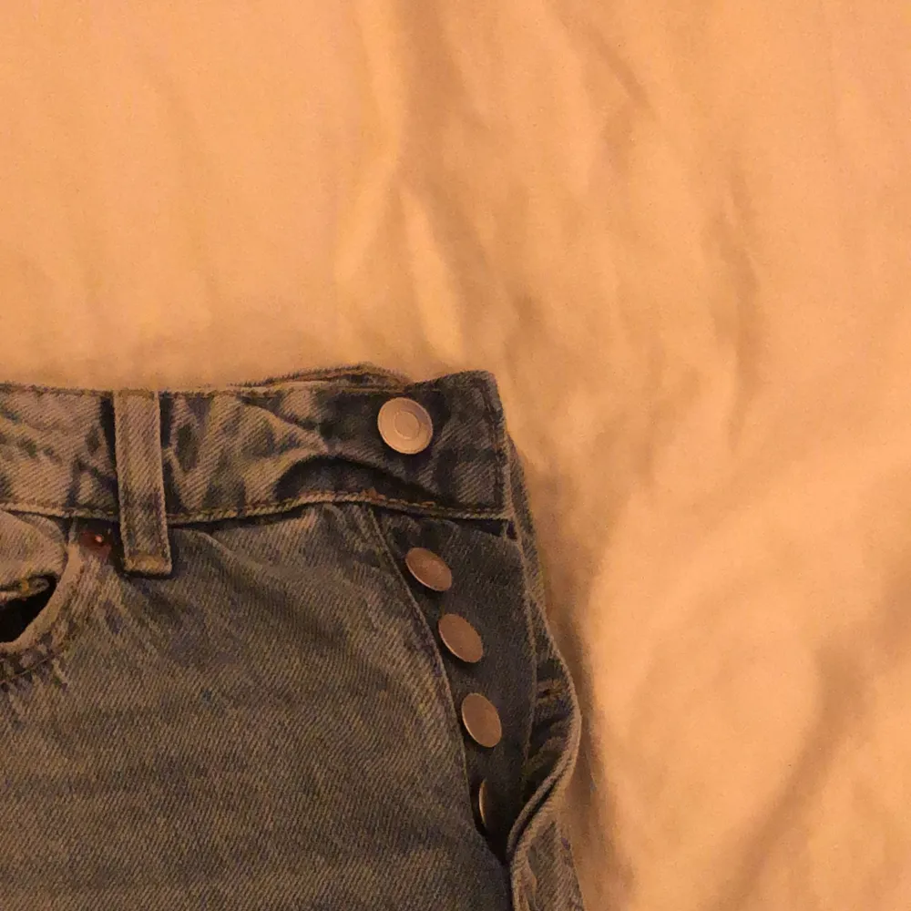 Fett snygga jeans från h&m ass coola till våren🌺 original pris 400 mitt pris 250. Priset kan diskuteras. Knappast använda  Storleken passar även större . Jeans & Byxor.