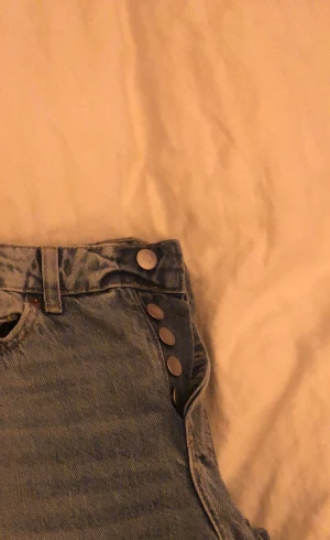 As snygga jeans  - Fett snygga jeans från h&m ass coola till våren🌺 original pris 400 mitt pris 250. Priset kan diskuteras. Knappast använda  Storleken passar även större 