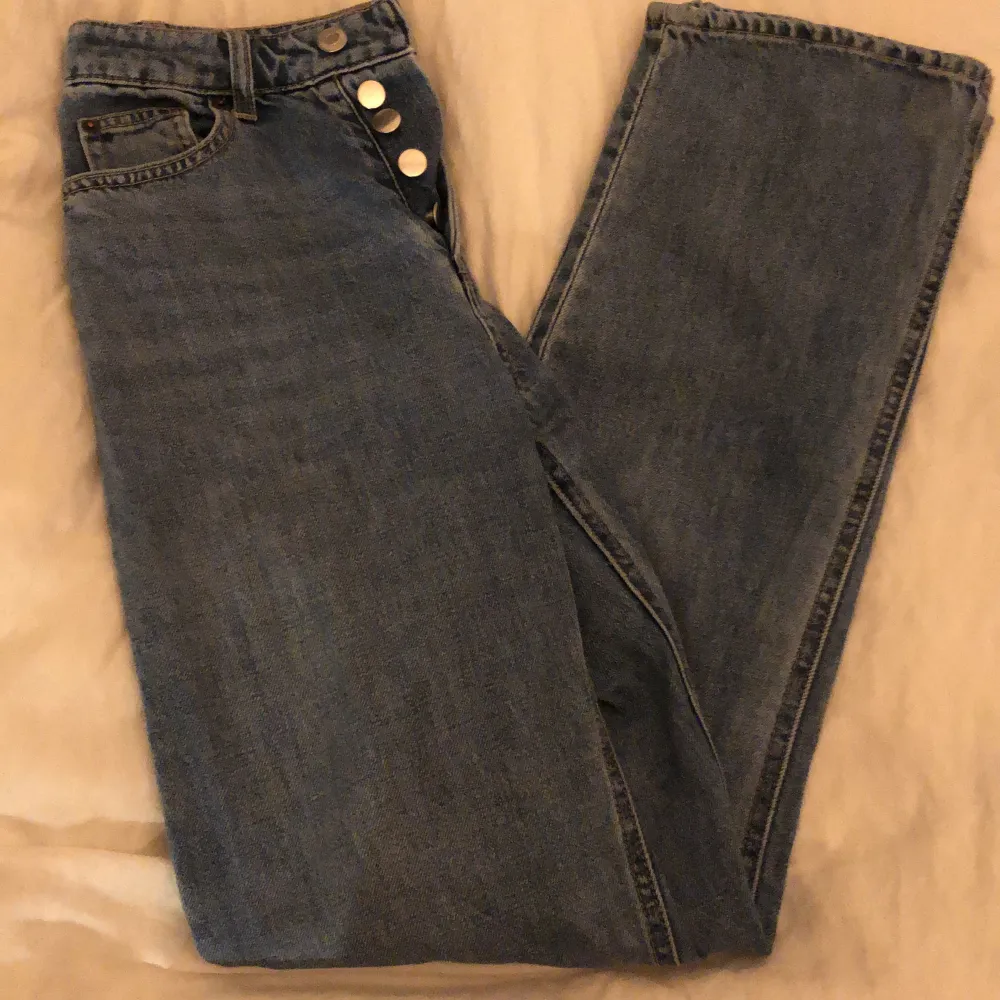 Basic jeans. Nice att ha till våren. Från hm. Original pris: 300 mitt pris 150 men kan även diskuteras. Jeans & Byxor.