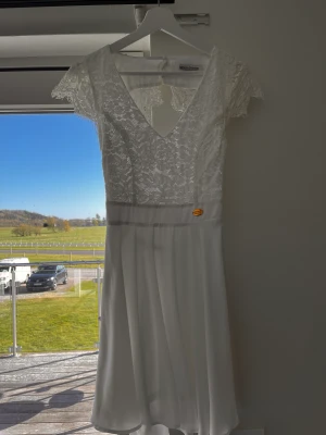 Klänning  - En vit klänning som jag hade på studenten! Använd 1 gång.  