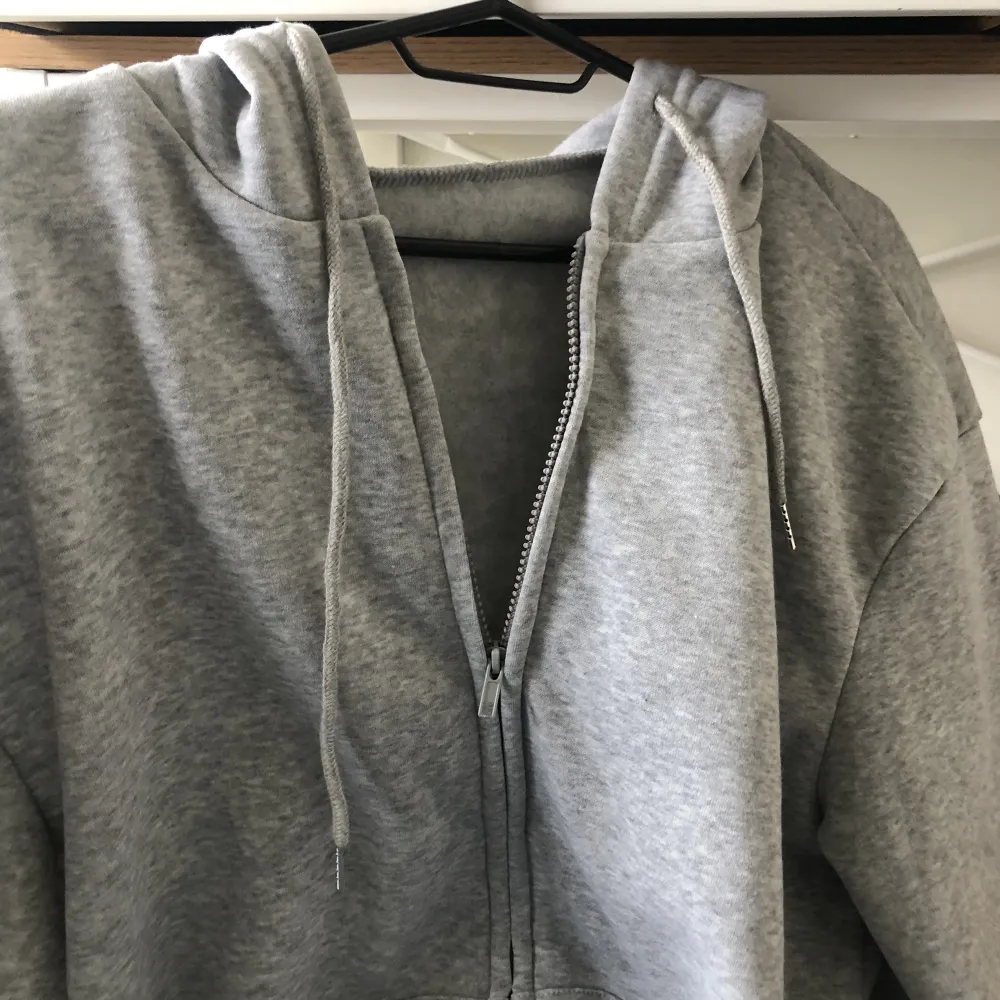 En grå zip up hoodie från shein, aldrig använt. tunt material .. Hoodies.