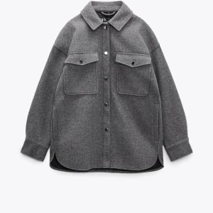 Zara jacka/overshirt - Jacka från vårkollektion 2023. Endast använd vid ett tillfälle. Helt i nyskick. Inget slitage eller skador. 