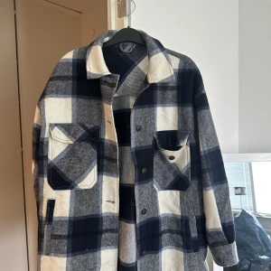 Jacka  - Säljer den populära rutiga skjort-jackan. 
