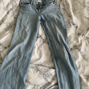 Jeans - Säljer dessa jeans från zara för att dom blivit för små för mig, jättefint skick och är mid waist men mer åt de lågmidjade hållet💞
