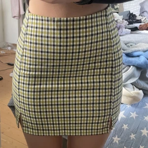 Brandy Melville rutig kjol grön - Rutig pennkjol i ljusgrönt från Brandy Melville, i storlek Onesize. Stretchigt material som passar XXS/XS/S. Använd enstaka gång. Säljer även i blå.