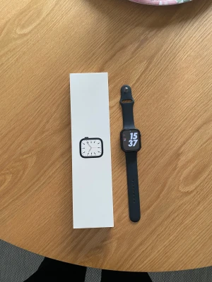 Apple Watch 7 45mm - Apple Watch 7 som inte kommer till någon användning längre. Köpt för ca 1 år sen, är sparsamt använd och har haft skärmskydd på hela tiden, så inga tydliga tecken på användning. Alla tillbehör som laddare, armband mm. skickas med. Pris går att diskutera.