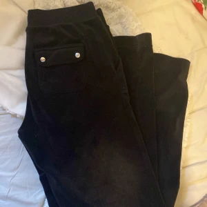 Juicy couture  - Säljer nu dessa svarta juicy byxor i storlek m då har tröttnat på dem. Dem passar både s o m så skriv för fler bilder om det skulle vara så.💕står ej för posten slarv.