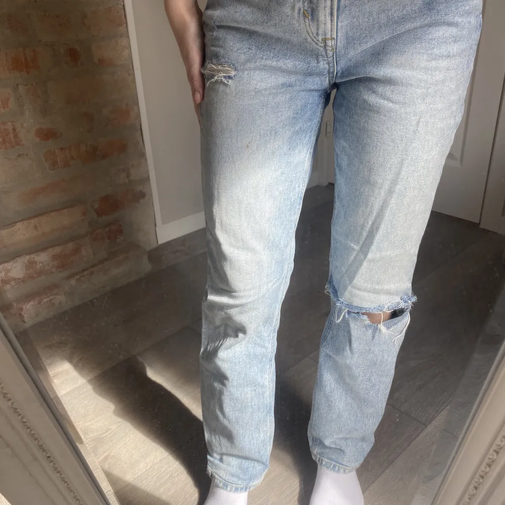 Ljusblå jeans med hål på ena knäet, från h&m. Storlek 34, jag är ca 162 cm lång 💙 De har en liten prick på ena låret som knappt syns. Jeans & Byxor.