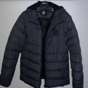 Sinners Attire Vinter Jacka - Säljer min gamla grå vinter jacka storlek S som är i mycket bra skick. Jag säljer den eftersom jag har köpt en ny.  