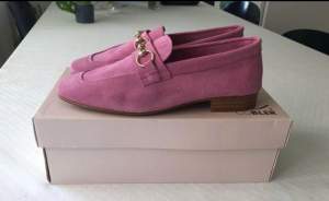 Loafers från K. Cobler i rosa färg som nya med kartong. Storlek 38. Använda bara två gånger. Tyvärr är för lite för mig. Mycket fina. OBS : Skickas med kartong för 122kr frakten om du vill ha dem utan kartong då blir frakten 79kr. 