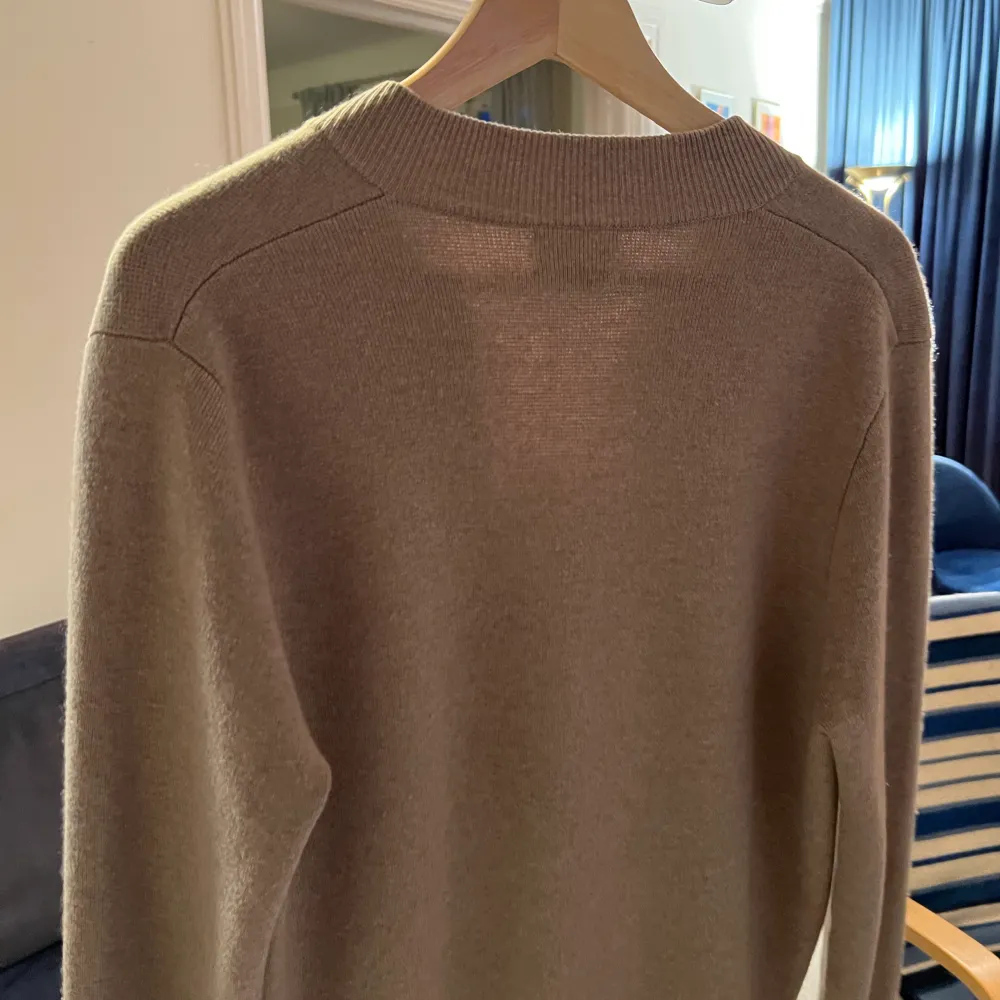 As snygg ull och cashmere blend stickad zipper från Soft Goats äldre kollektion. Ny pris på 2595kr! Använd några gånger men helt felfri. Pris kan diskuteras och skicka meddelande vid frågor. Stickat.