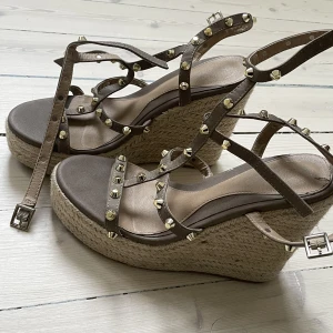 Kilklackar strl 40 - Superfina kilklackar i storlek 40, kan nog också passa strl 39. I använt men fint skick! Pris kan diskuteras vid snabb affär.