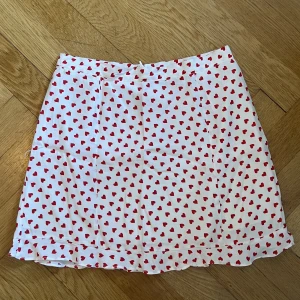 Söt kjol från zara - Perfekt sommarkjol, sitter perfekt på & fortfarande fint skick✨