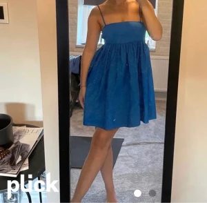 Zara Klänning - Klänning från zara. Kan bäras utan axelbanden och bli mer som en tubtopp