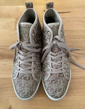 Guess sneakers i storlek 40 - Guess sneakers i mycket bra skick. De var lite tighta för mig så väldigt lite använda. 