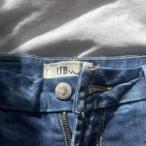 Lågmidjade shorts - Köpte dessa fina Lågmidjade shorts från sellpy för en månad sedan och inte använd för jag har ett par liknande men de passar bra. Skriv om intresse, är snabb på att svara💕