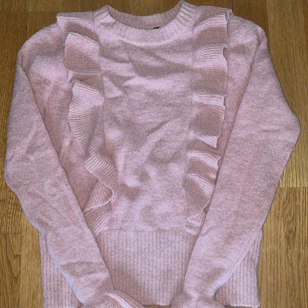 Säljer rosa stickad tröja från mbyM i storlek XS pågrund av att den aldrig har kommit till användning och ser då ut som ny. Pris kan diskuteras, skriv för fler bilder.💕. Stickat.