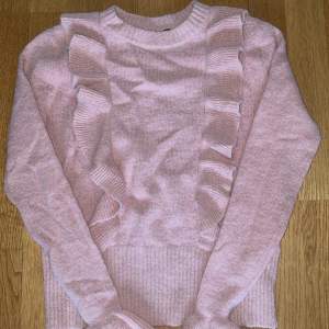 Säljer rosa stickad tröja från mbyM i storlek XS pågrund av att den aldrig har kommit till användning och ser då ut som ny. Pris kan diskuteras, skriv för fler bilder.💕