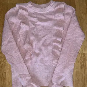 Säljer rosa stickad tröja från mbyM i storlek XS pågrund av att den aldrig har kommit till användning och ser då ut som ny. Pris kan diskuteras, skriv för fler bilder.💕