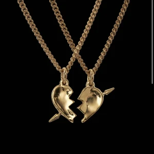 Marianilsdotter halsband - Högra sidan av hjärtat. Köpt nydligen och högra halvan kommer inte till andväninf