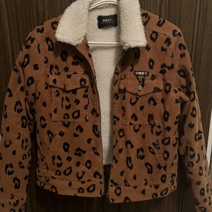 Obey jacka  - Helt oanvänd. Köptes för 2000kr. 