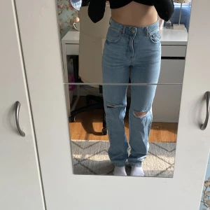 Bik Bok jeans - Högmidjade jeans från Bik Bok, säljer eftersom de sitter lite tajt på mig. Använda endast en gång. Köparen betalar frakt<3