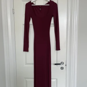 Skims soft lounge dress - Köpte denna klänning i julas men användes bara då så säljer den nu, storlek xs men passar xxs och s också. Nypris 995kr, sista bilden visar passformen ❤️