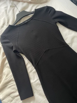 Klänning - Figursydd klänning från Bershka. Storlek xs