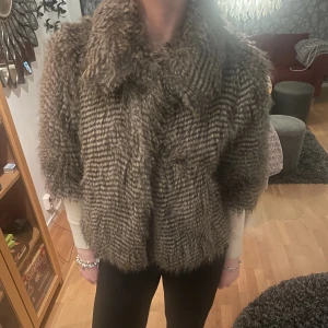 Dröm pälsjacka - Sååå snygg pälsjacka i fejkpäls med trekvartsärmar som jag inte är helt säker på om jag vill sälja. Säljer vid bra bud. 💕💕 Jättefint skick 