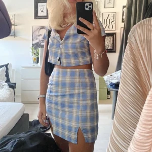 Blått sett  - Blårutigt sett med topp och kjol 