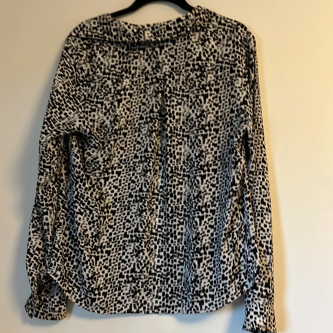 Mönstrad blus i svart och vity - 90