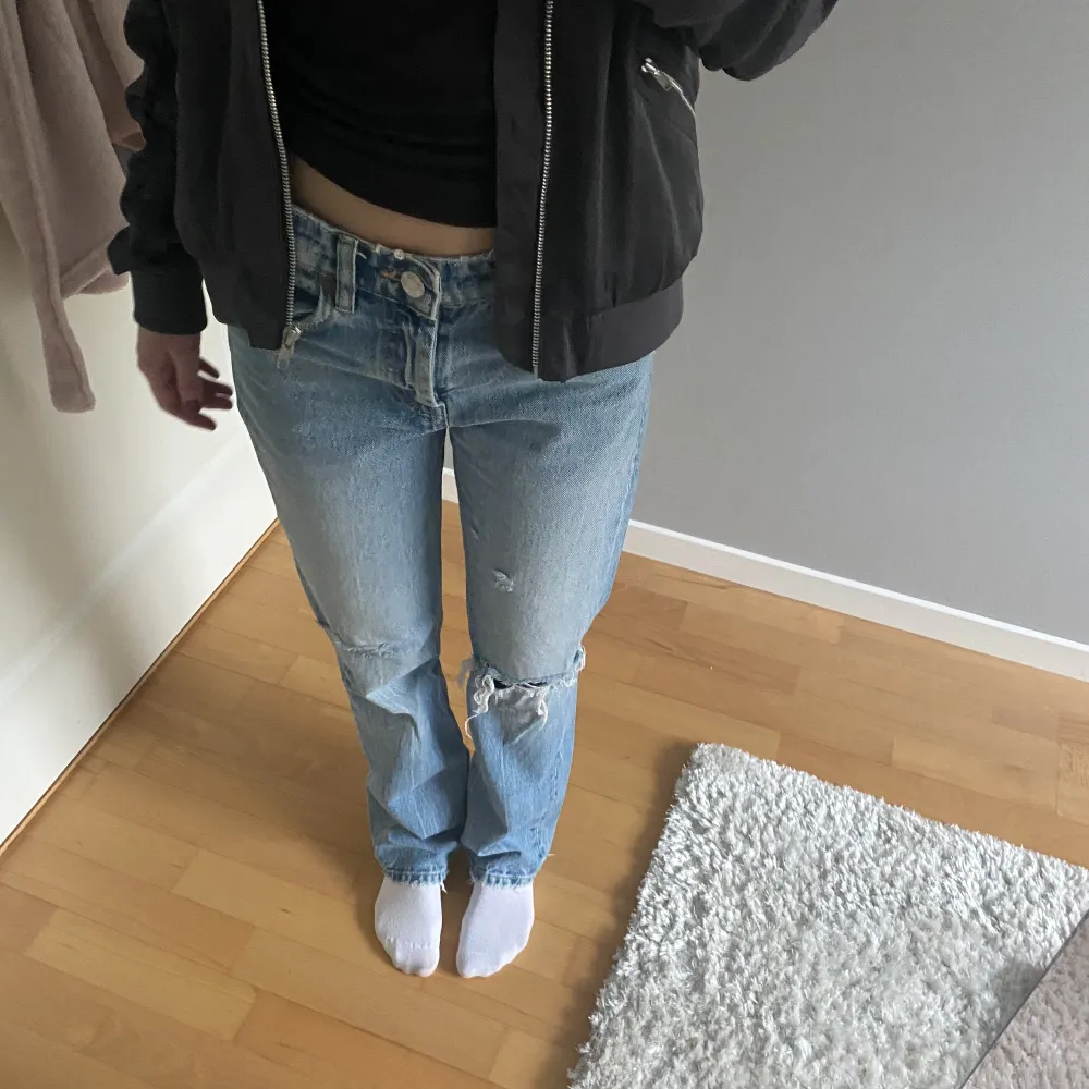 Jättesnygga mid rise zara jeans. Knappt använda, jättebra skick. Asnygga till våren❤️❤️. Jeans & Byxor.