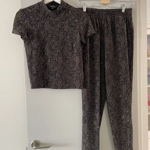 Glittringt set - Set med tshirt och byxor men guldglitter, mycket bra skick